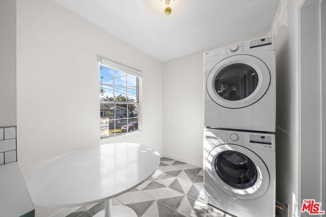 951 N Hoover St - Photo 4 of 13