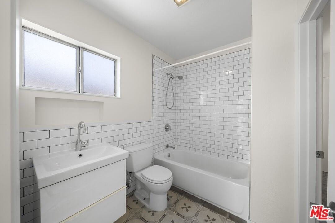 951 N Hoover St - Photo 6 of 13