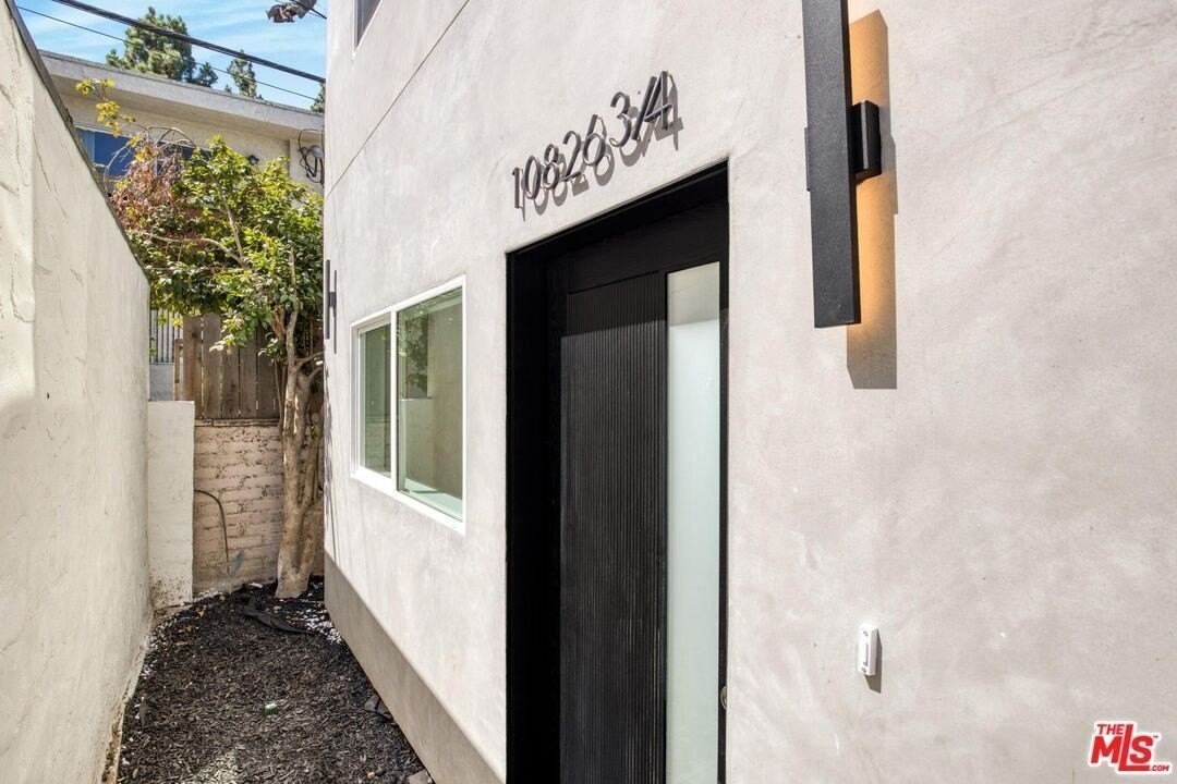 10826 3/4 Hesby St - Photo 4 of 26