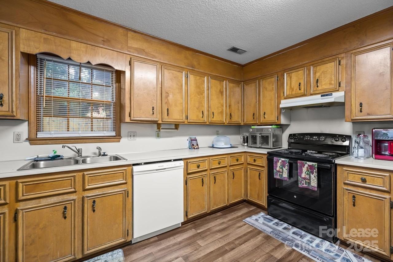 1614 Bradford Ct - Photo 2 of 5