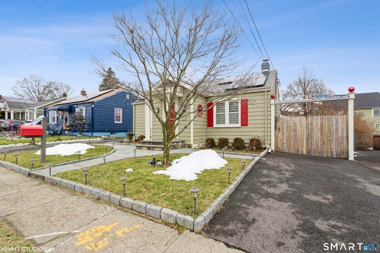 680 Queen St - Photo 2 of 35