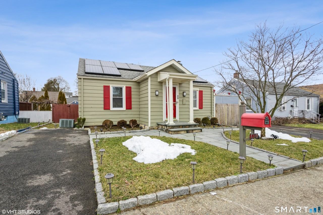 680 Queen St - Photo 3 of 35