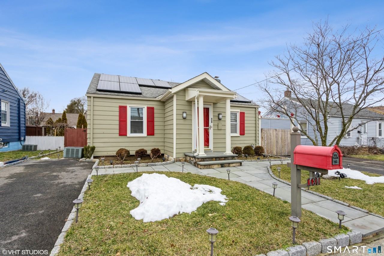 680 Queen St - Photo 4 of 35