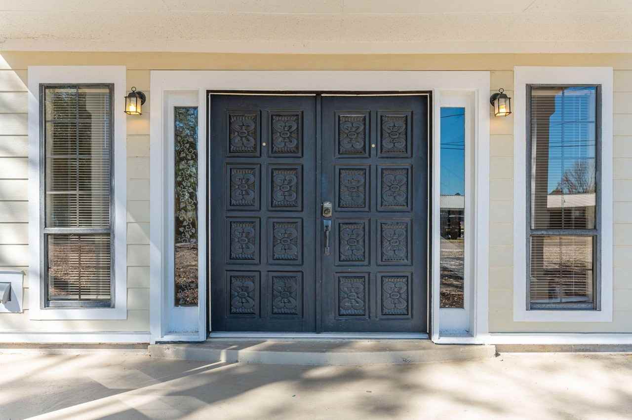 770 Lakeview Dr - Photo 3 of 32