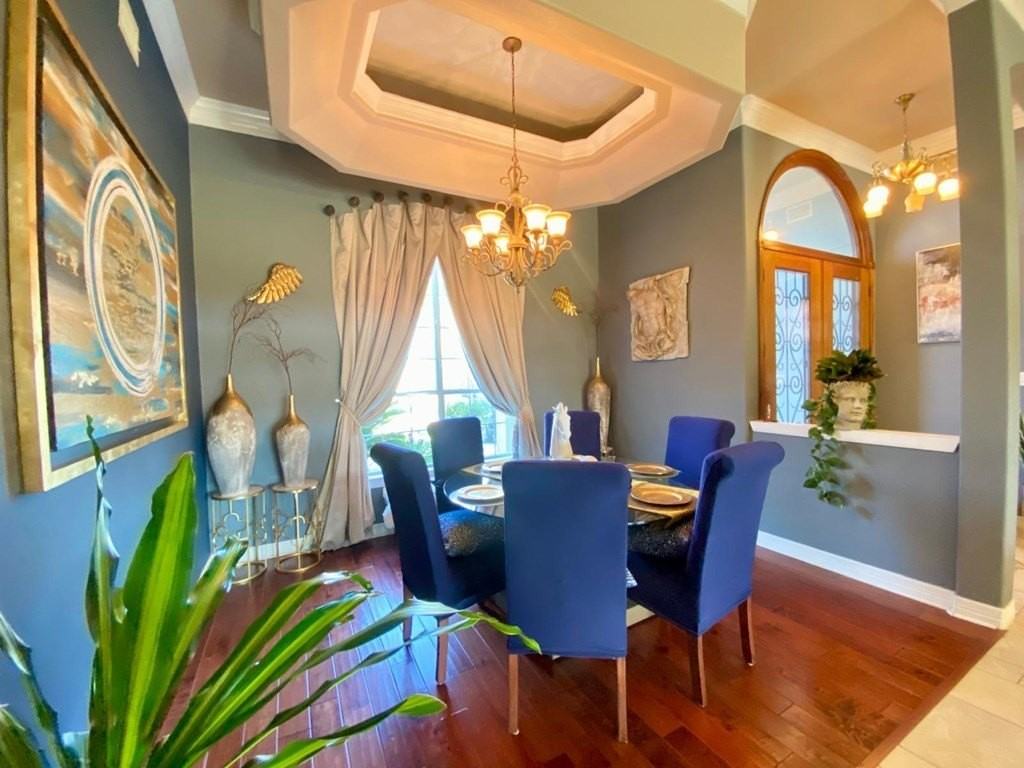 2031 Foxborough - Photo 4 of 28