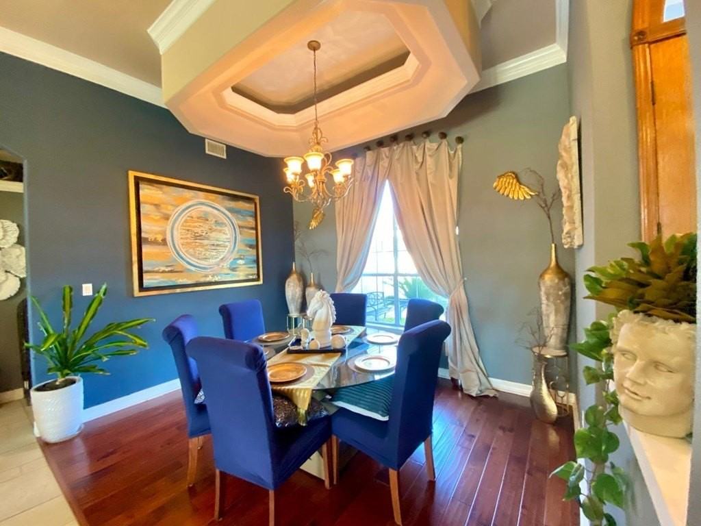 2031 Foxborough - Photo 5 of 28