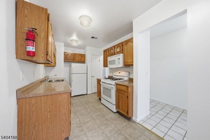 4 Deer Hill Ct - Photo 3 of 33