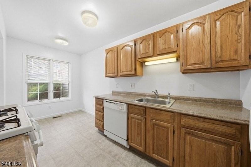 4 Deer Hill Ct - Photo 7 of 33