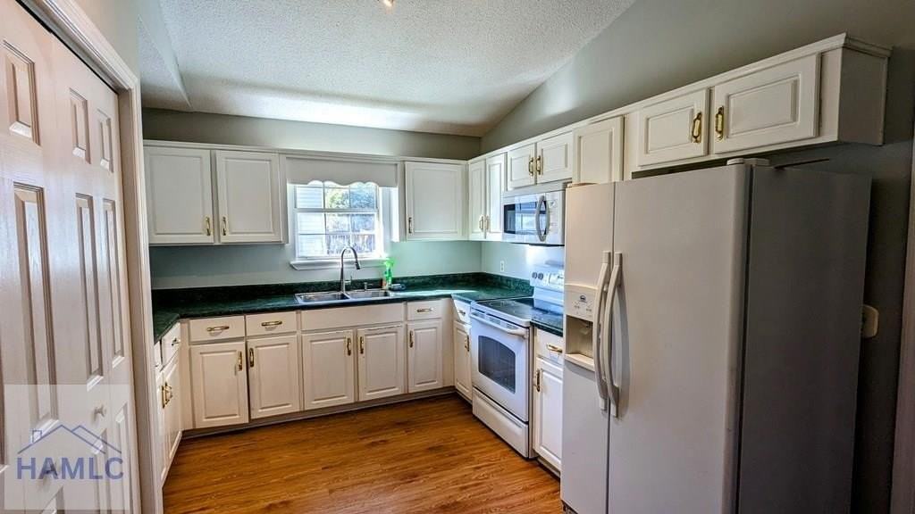 215 Gordon St - Photo 3 of 9