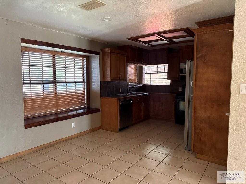 1044 Alta Mesa Blvd - Photo 3 of 13