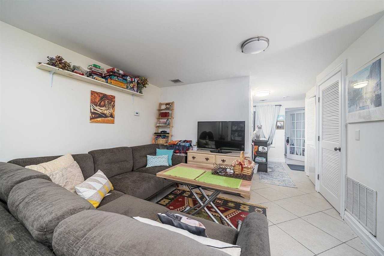 313 4th St #1 - Photo 3 of 17