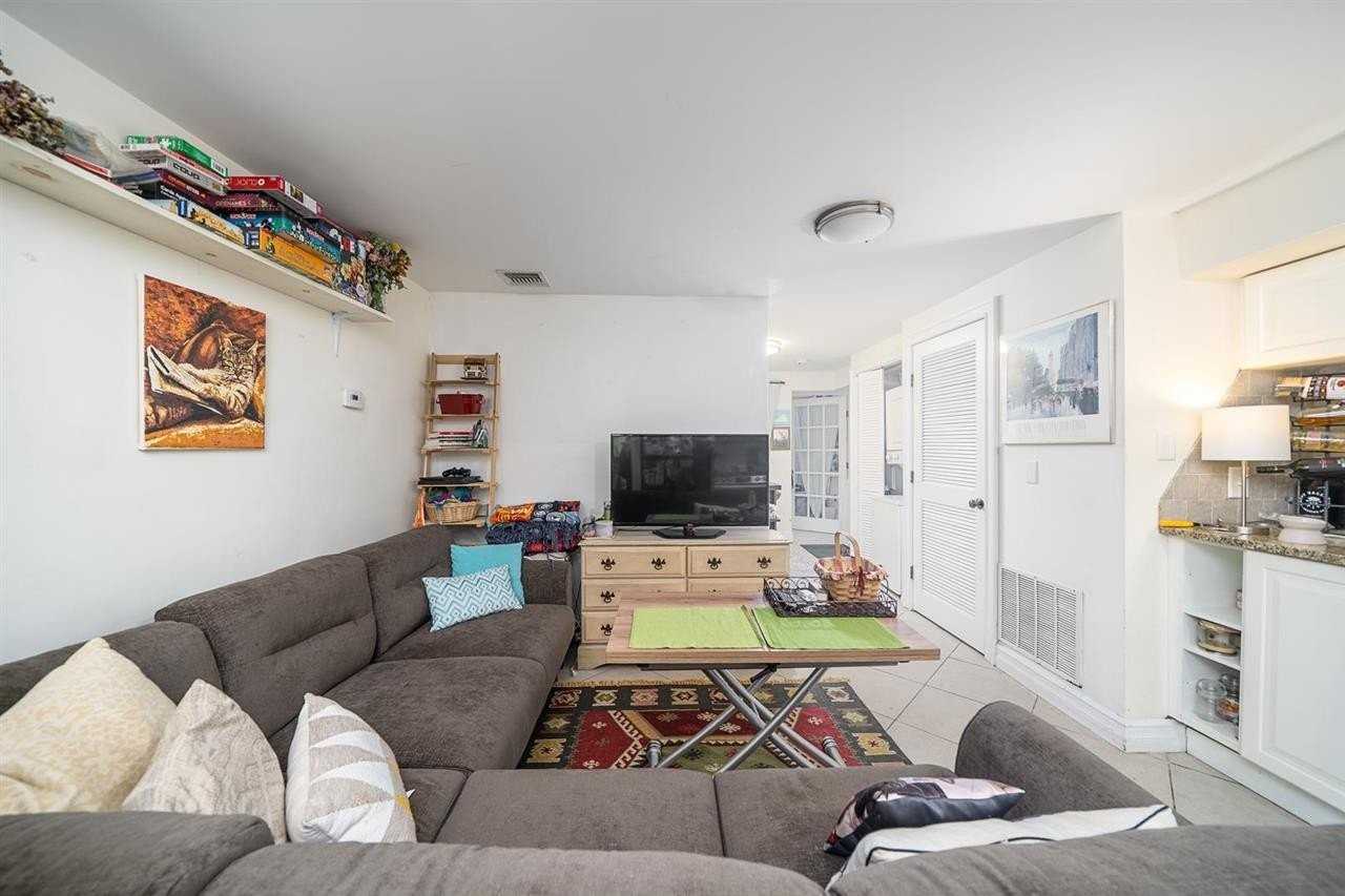 313 4th St #1 - Photo 4 of 17