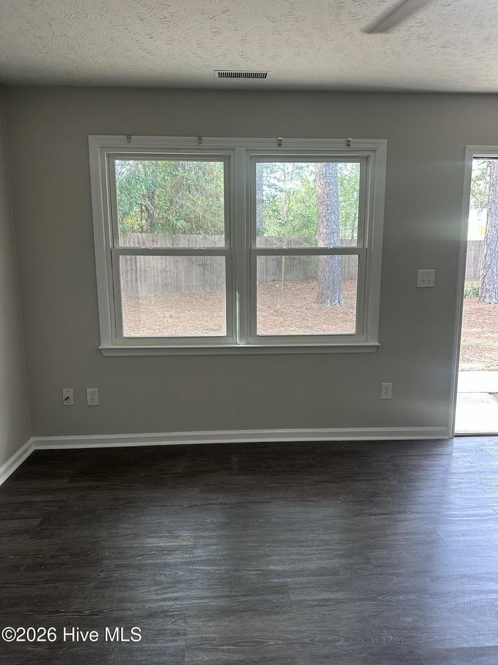 939 N Ashe St - Photo 4 of 23