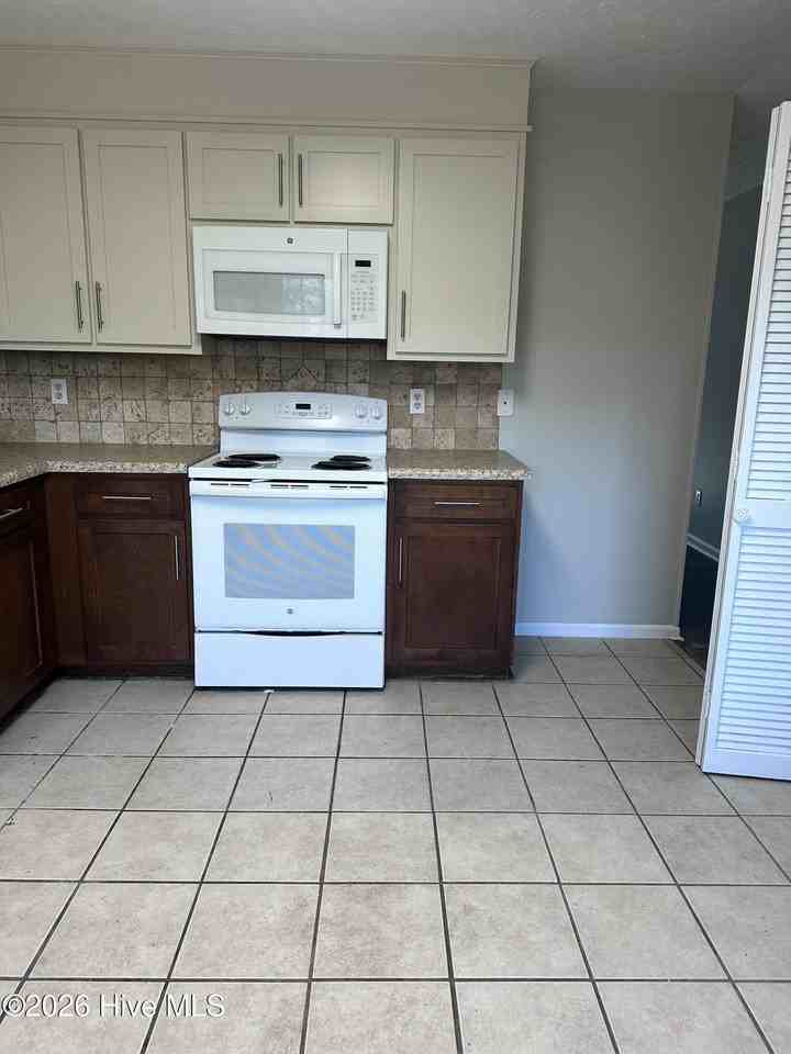 939 N Ashe St - Photo 6 of 23