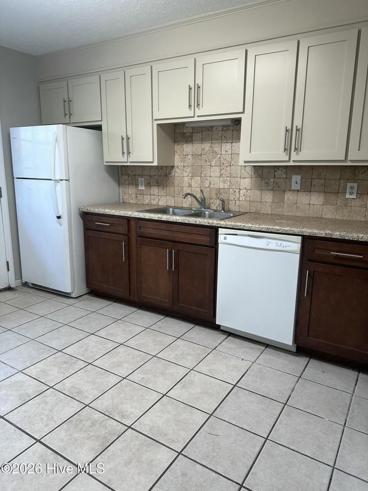 939 N Ashe St - Photo 7 of 23