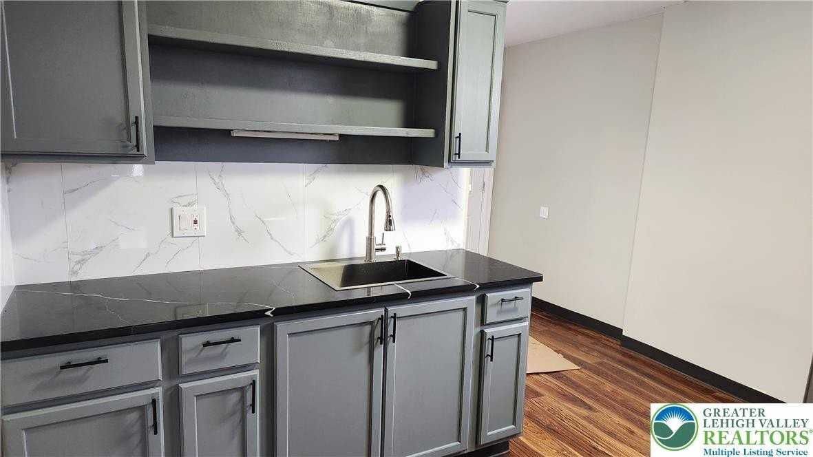 2505 Freemansburg Ave - Photo 5 of 19