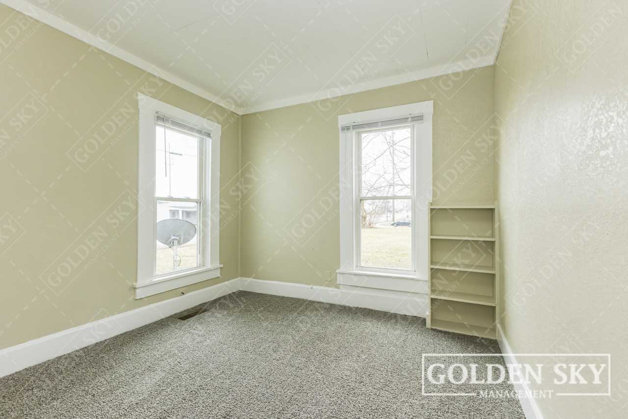 628 W Memorial Dr #1 - Photo 2 of 11