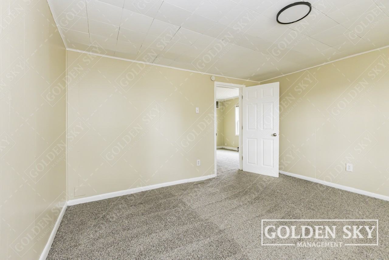 628 W Memorial Dr #1 - Photo 3 of 11