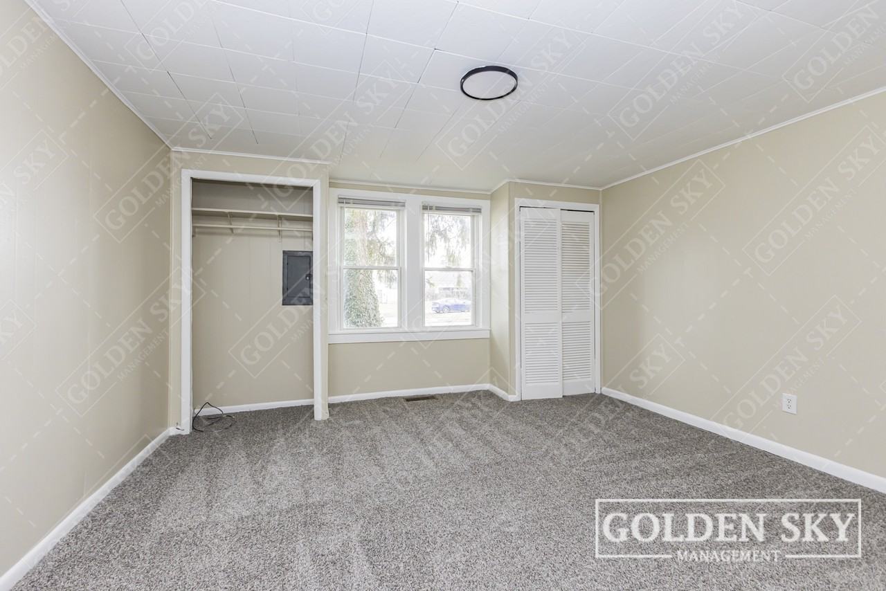 628 W Memorial Dr #1 - Photo 4 of 11