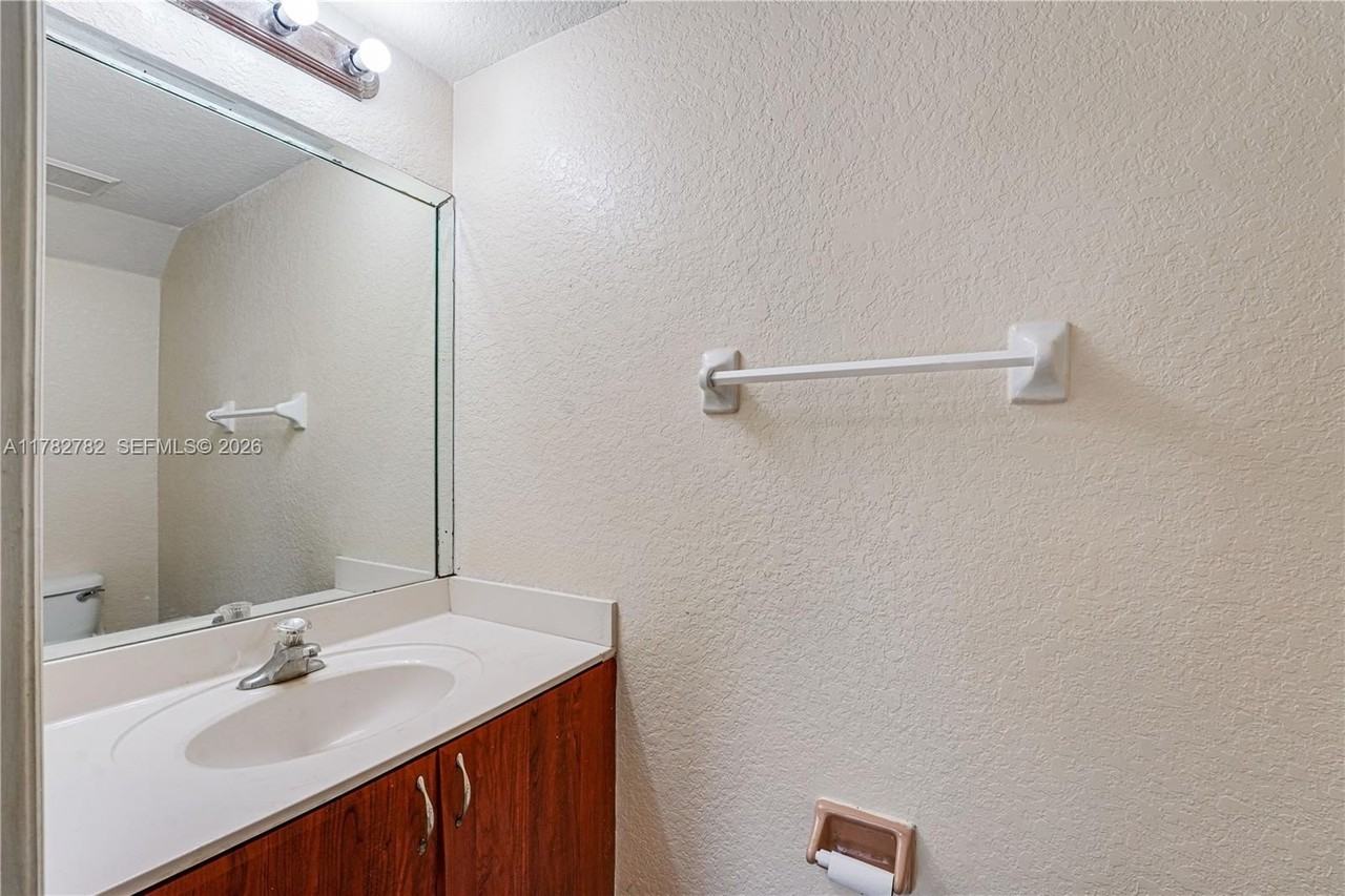 631 Sw 10th St - Photo 5 of 14