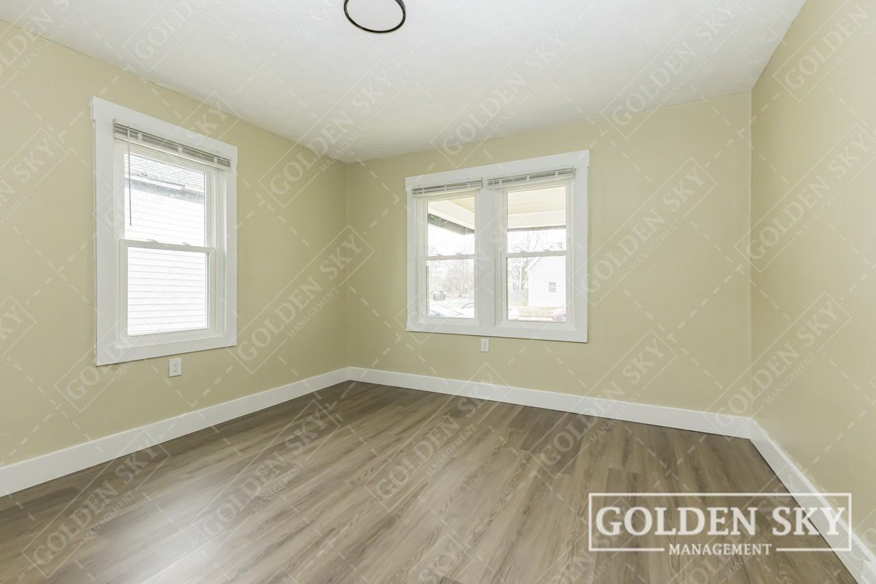 1421 W 14th St #1 - Photo 3 of 12