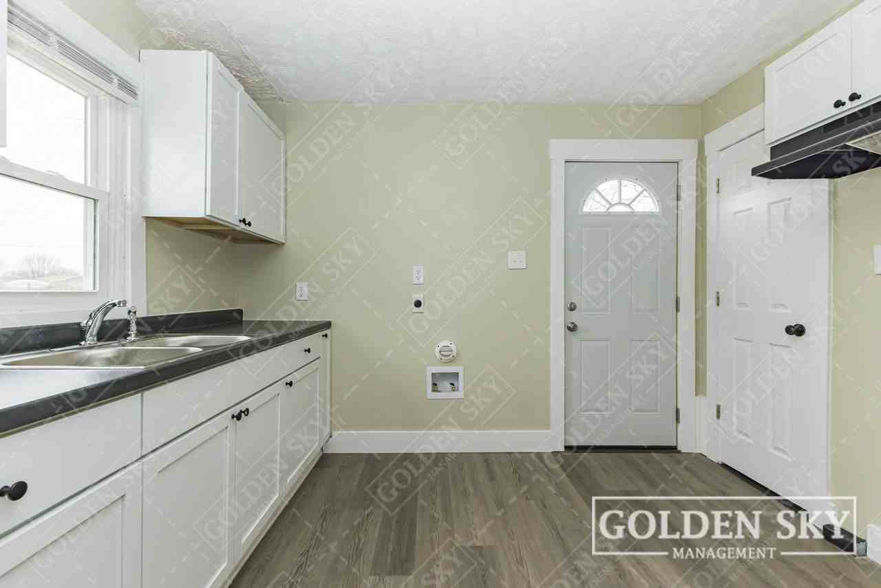 1421 W 14th St #1 - Photo 4 of 12