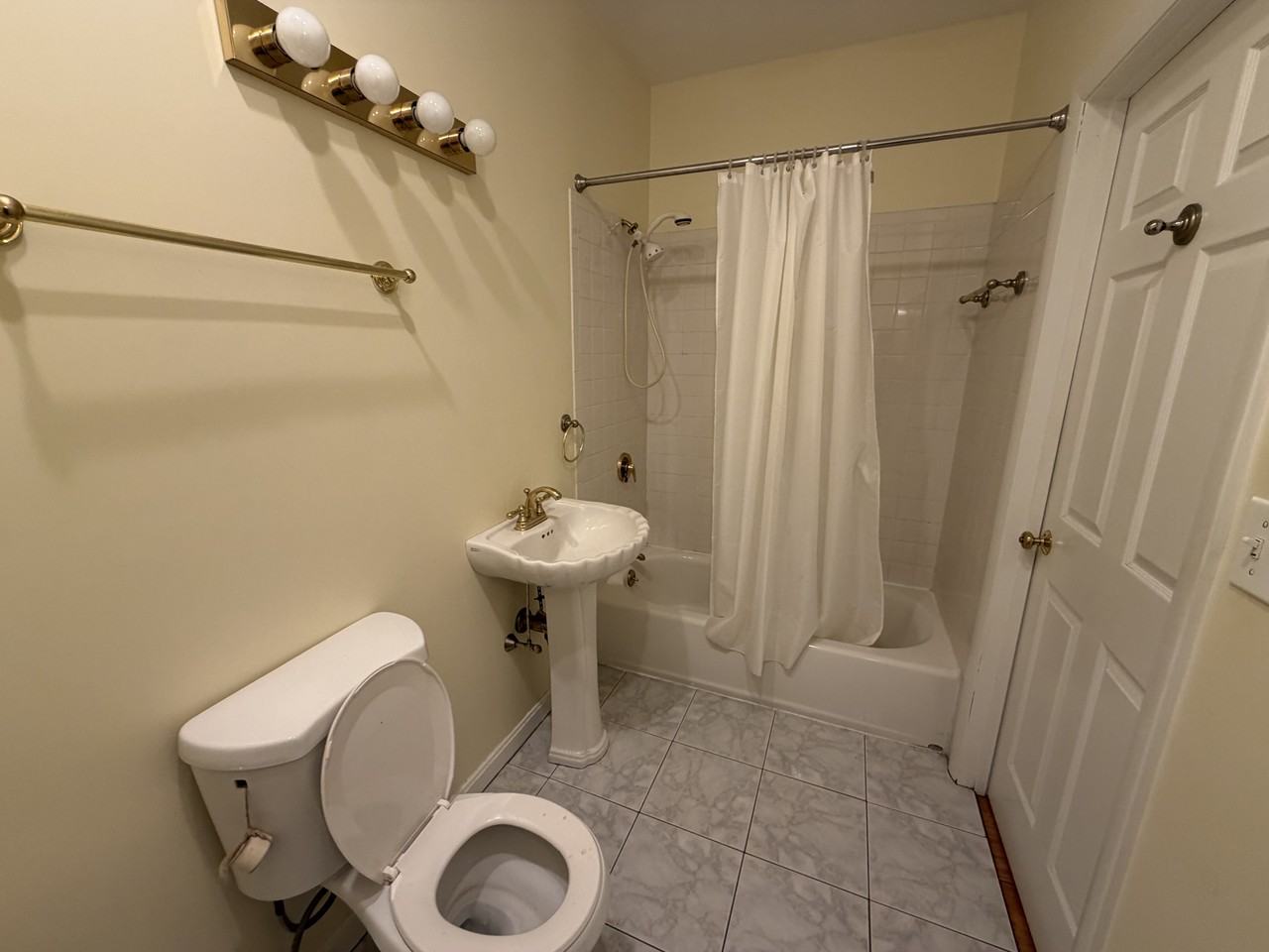 215 Lexington St #3 - Photo 5 of 20