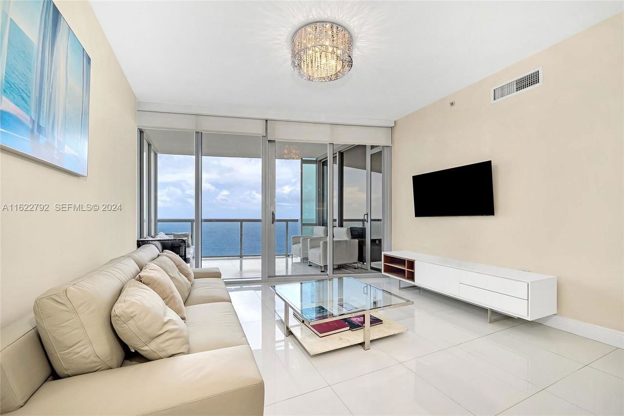 17121 Collins Ave #2106 - Photo 3 of 8
