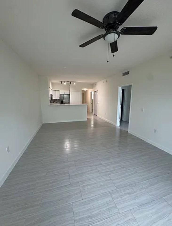 445 Ne 39th St #205 - Photo 3 of 8