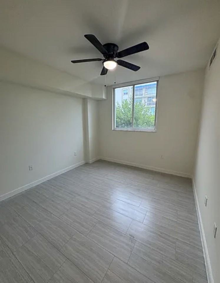 445 Ne 39th St #205 - Photo 5 of 8