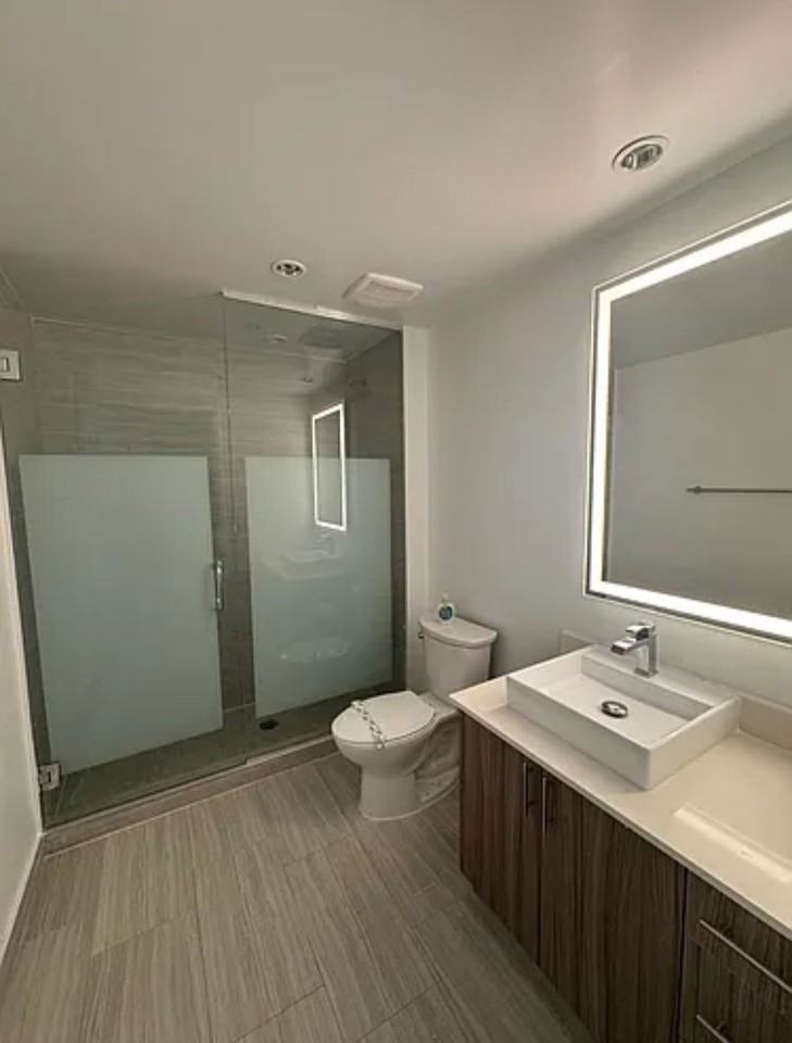 445 Ne 39th St #205 - Photo 7 of 8