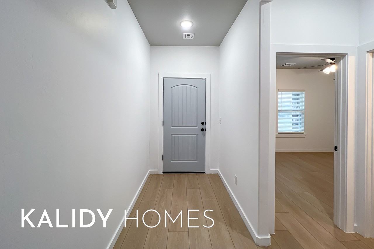 12504 Sw 12th St #1 - Photo 4 of 31