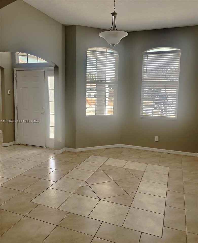 2050 Se Franciscan St - Photo 3 of 18