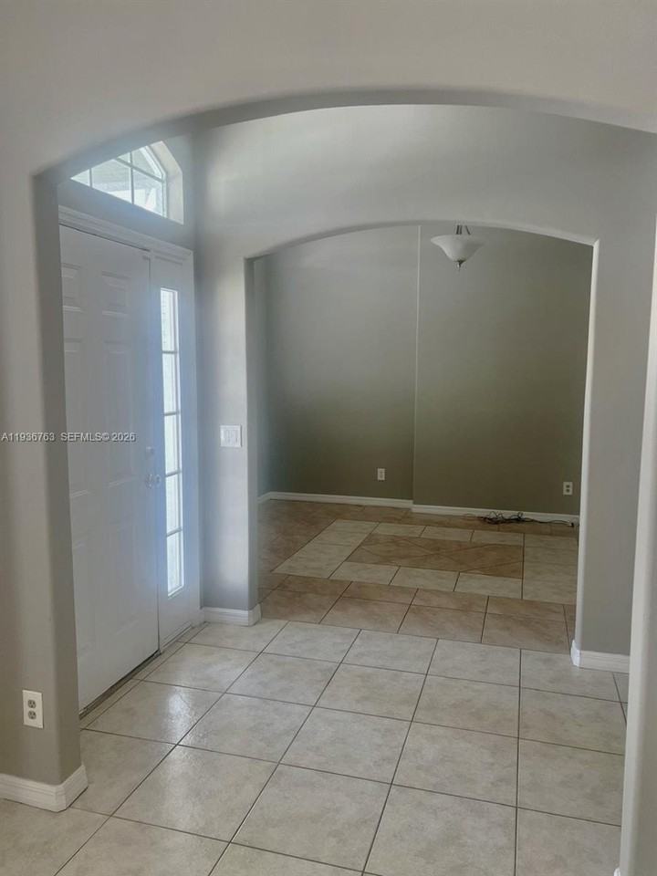 2050 Se Franciscan St - Photo 4 of 18