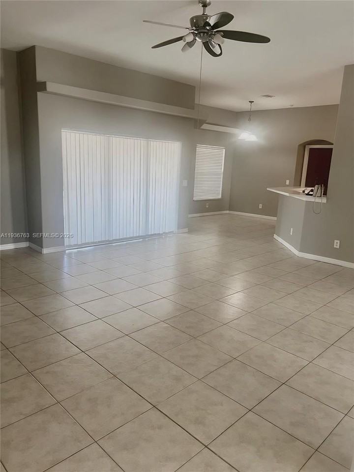 2050 Se Franciscan St - Photo 6 of 18