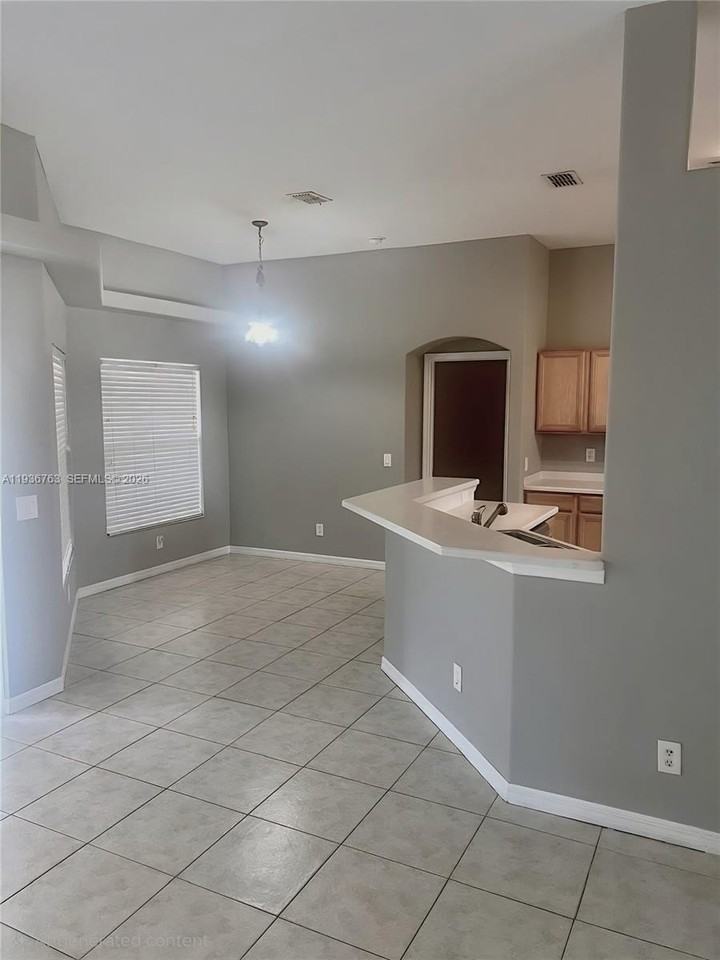 2050 Se Franciscan St - Photo 7 of 18