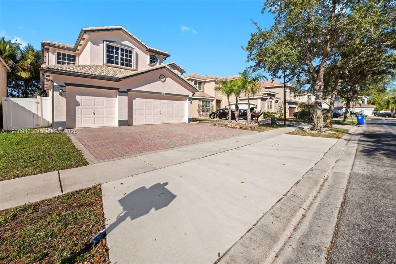 1852 Sw 156th Ave - Photo 2 of 31