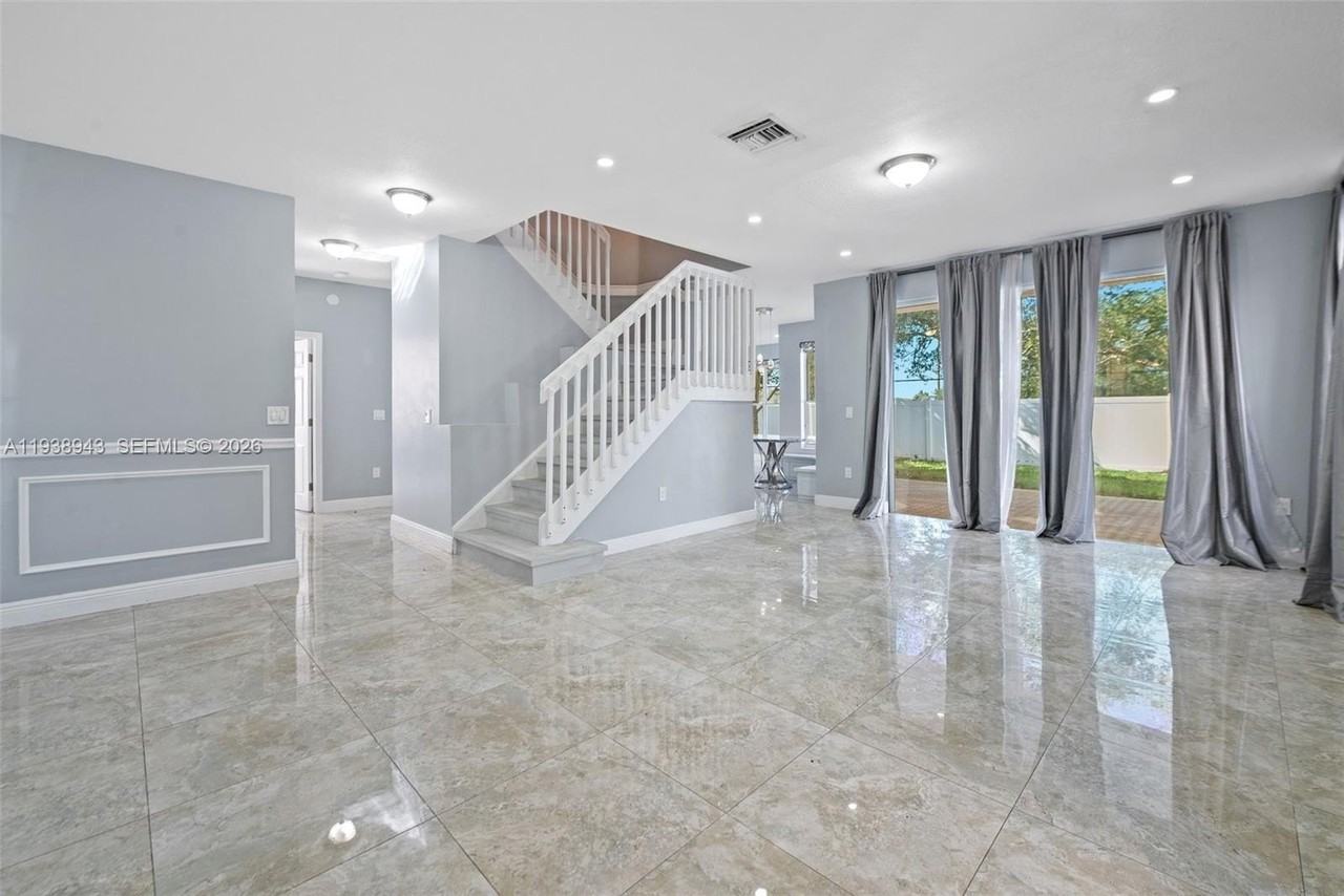 1852 Sw 156th Ave - Photo 4 of 31