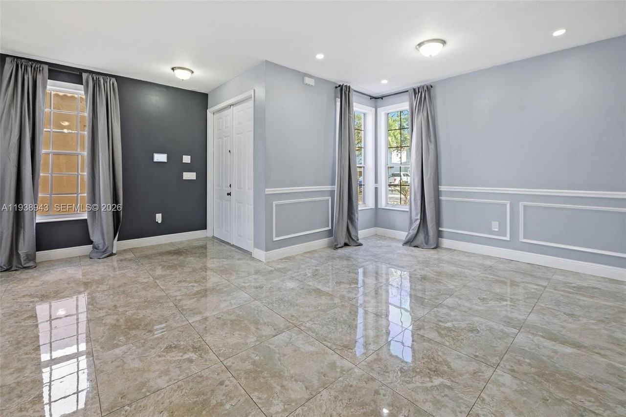 1852 Sw 156th Ave - Photo 5 of 31