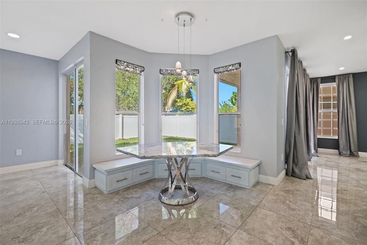 1852 Sw 156th Ave - Photo 6 of 31