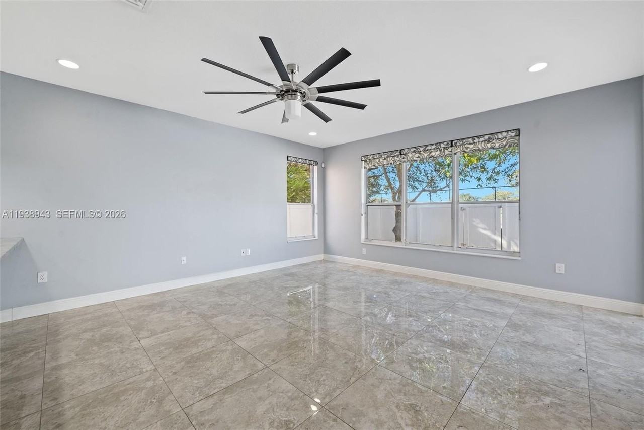 1852 Sw 156th Ave - Photo 7 of 31