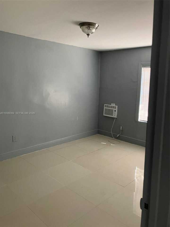 2226 Nw 98th St - Photo 4 of 8