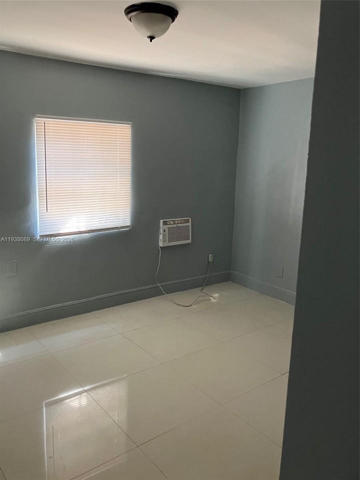 2226 Nw 98th St - Photo 5 of 8