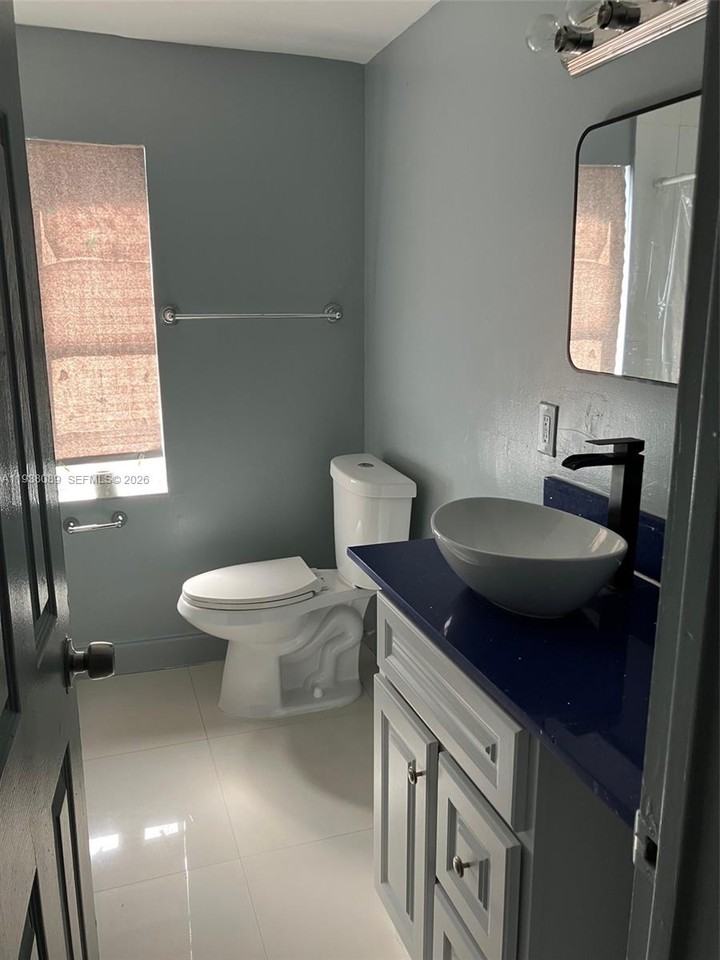 2226 Nw 98th St - Photo 6 of 8