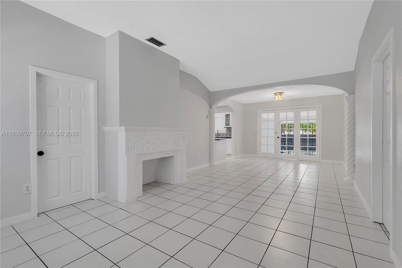 2327 Sw 22nd Ter - Photo 4 of 29