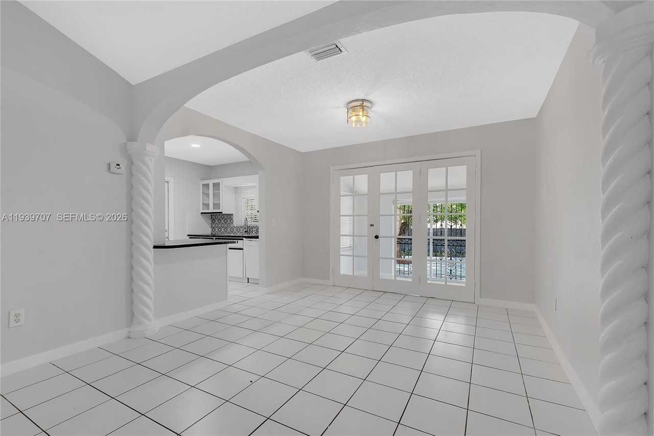 2327 Sw 22nd Ter - Photo 6 of 29