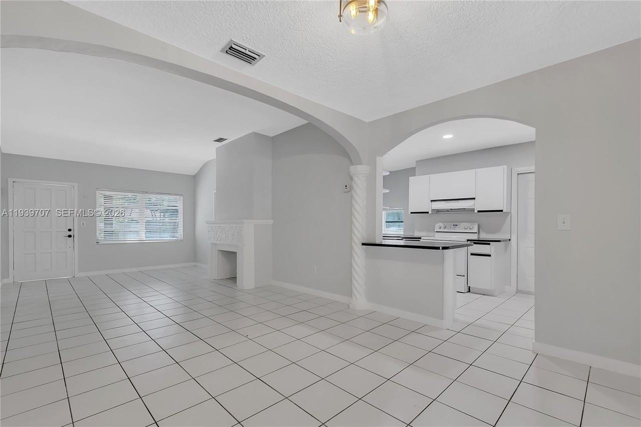 2327 Sw 22nd Ter - Photo 7 of 29