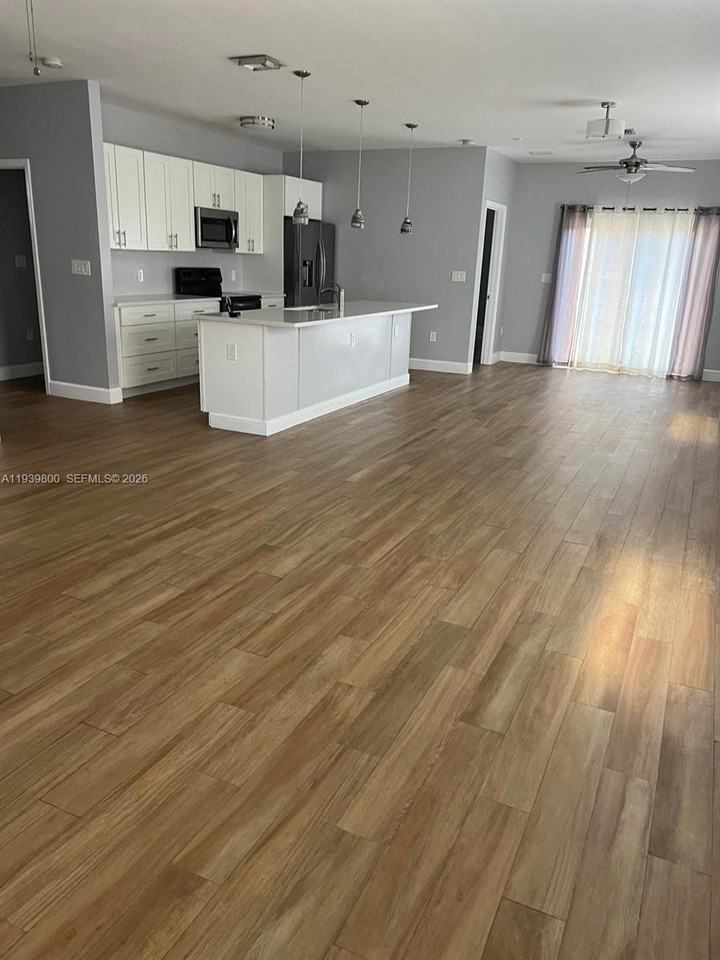 1221 Ne 9th St #1-2 - Photo 2 of 11