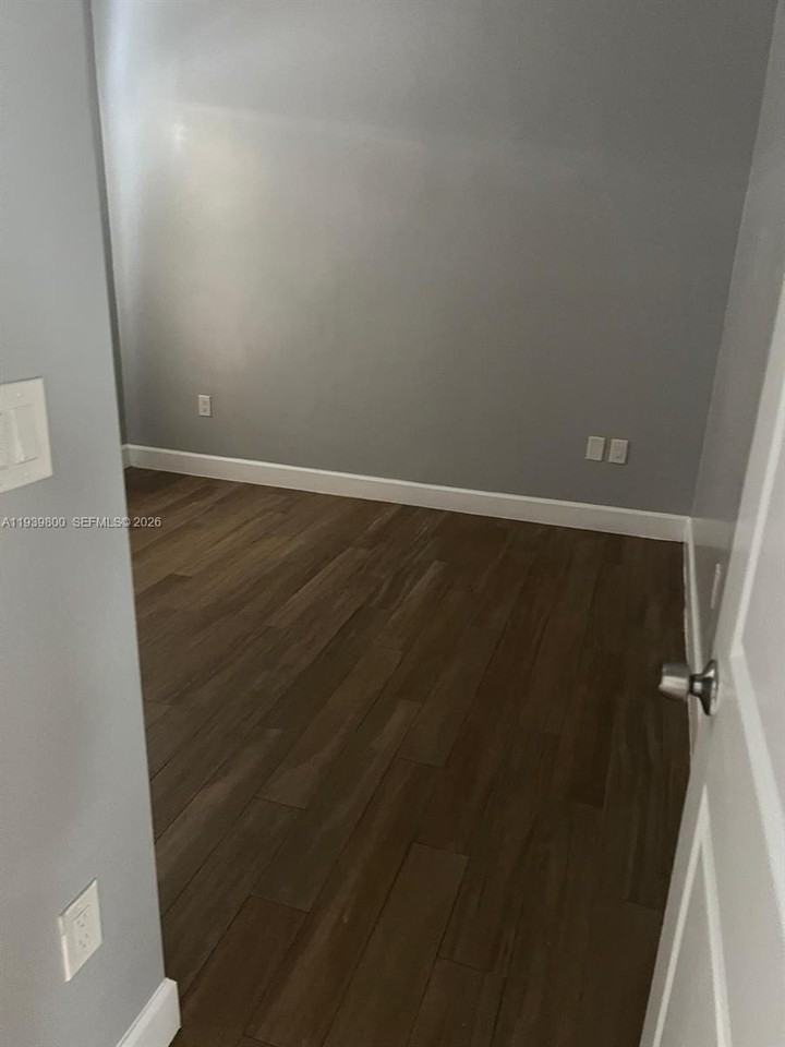 1221 Ne 9th St #1-2 - Photo 3 of 11