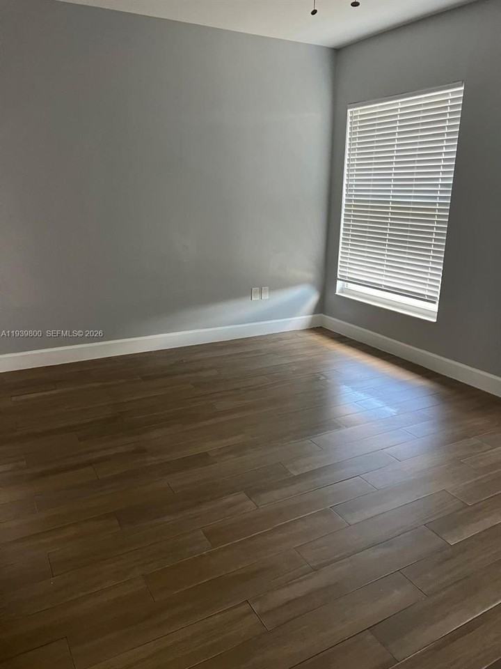 1221 Ne 9th St #1-2 - Photo 4 of 11